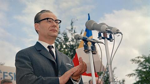 Alexander Dubcek spricht als Vorsitzender der Kommunistischen Partei der Tschecheslowakei auf einer Kundgebung in Prag
