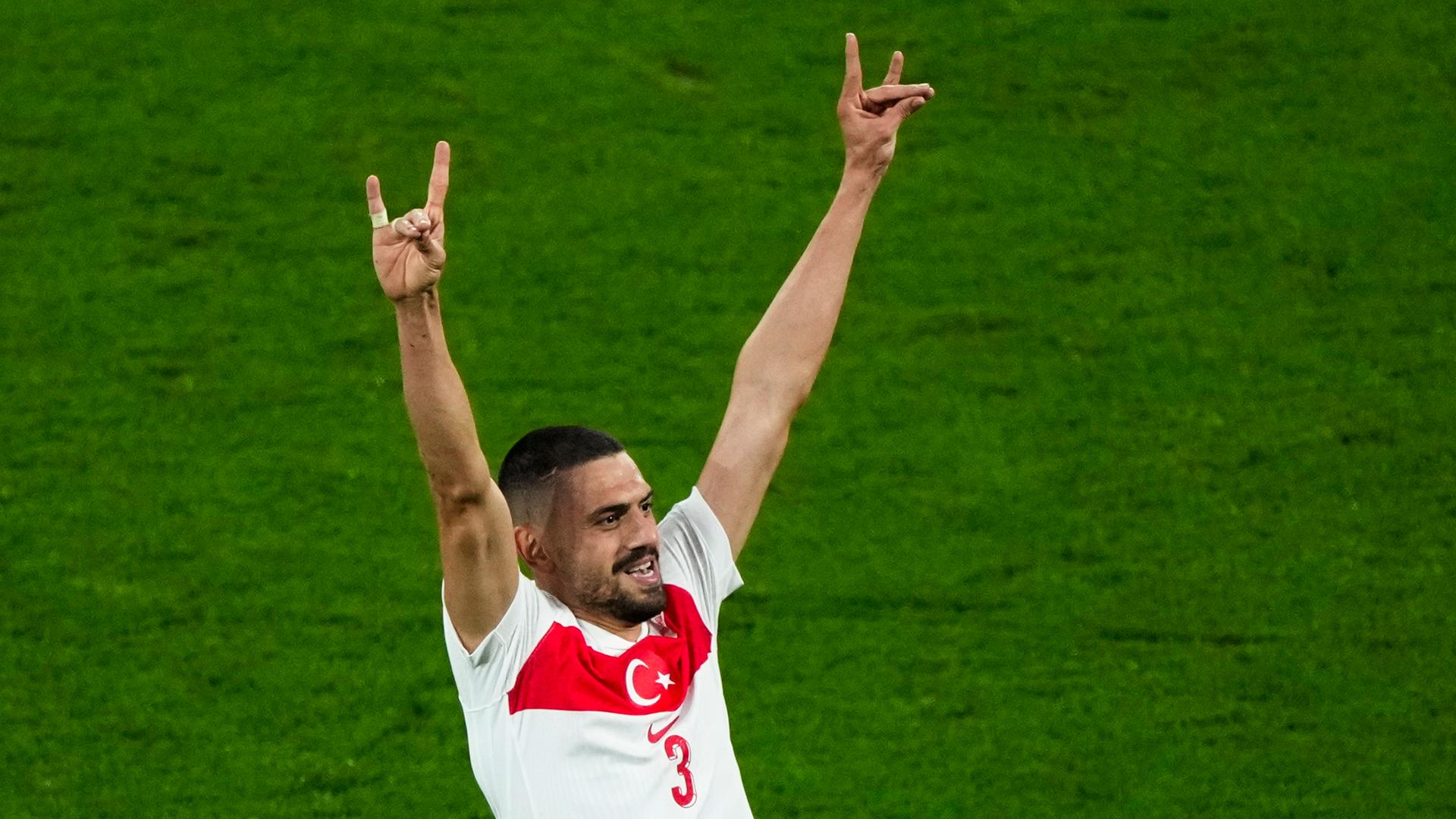 Der türkische Nationalspieler Merih Demiral zeigt den Wolfsgruß.