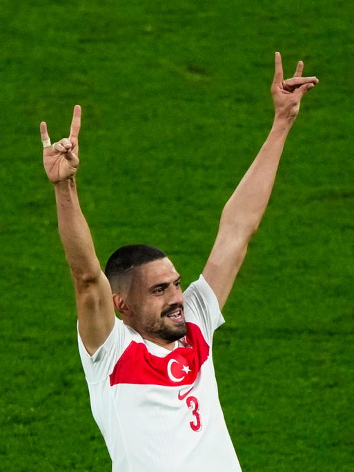 Der türkische Nationalspieler Merih Demiral zeigt den Wolfsgruß.