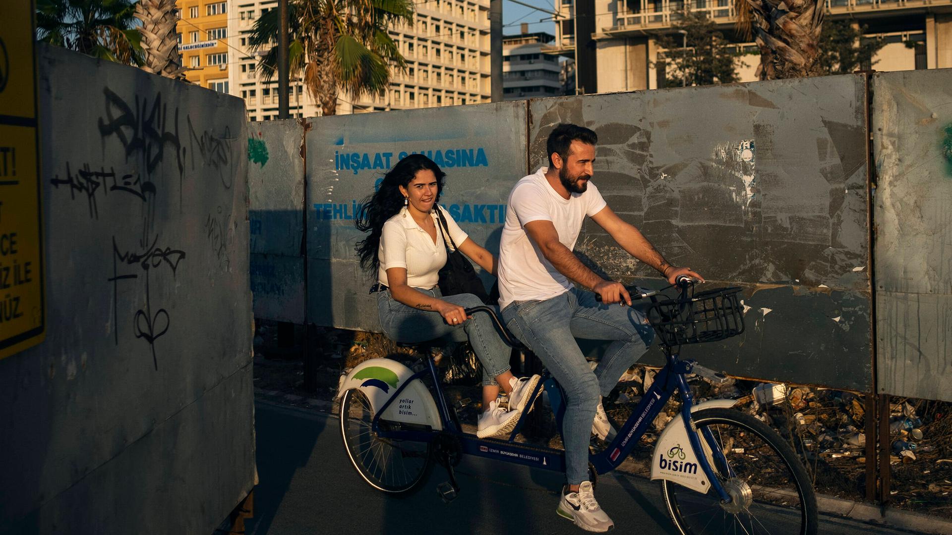 Junge Türken auf einem Fahrrad in der türkischen Stadt Izmir.