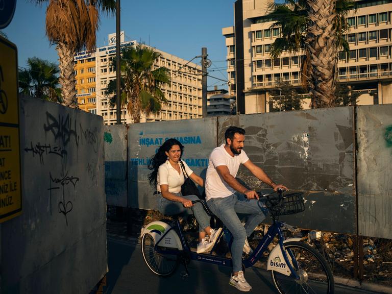 Junge Türken auf einem Fahrrad in der türkischen Stadt Izmir.