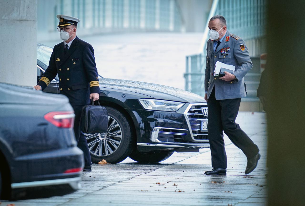 General Carsten Breuer kommt mit einem Mitarbeiter zum Bund-Länder Treffen zur Corona Pandemie im Bundeskanzleramt an, 30.11.2021.