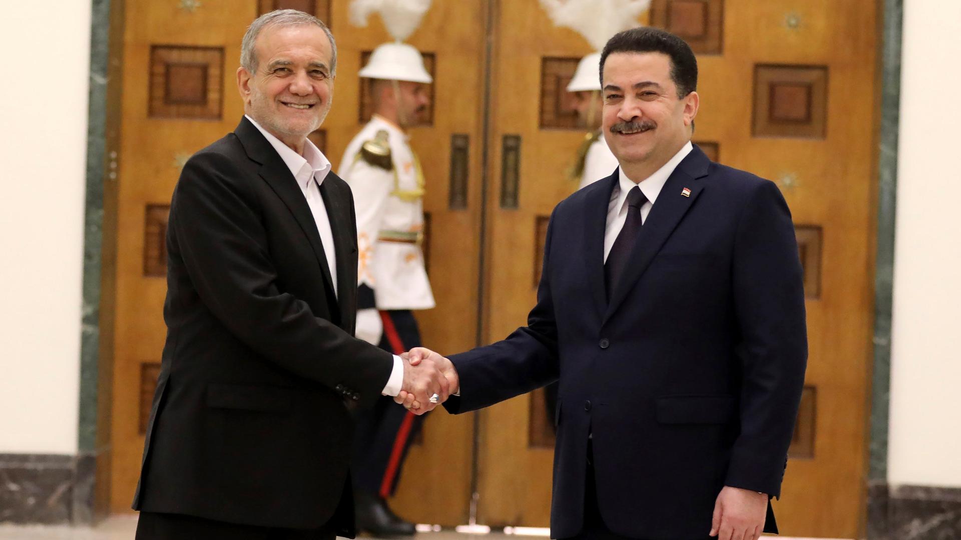 Bagdad: Der iranische Präsident Massud Peseschkian (l) und der irakische Premierminister Mohammed Shia al-Sudani schütteln sich im Regierungspalast die Hände. 