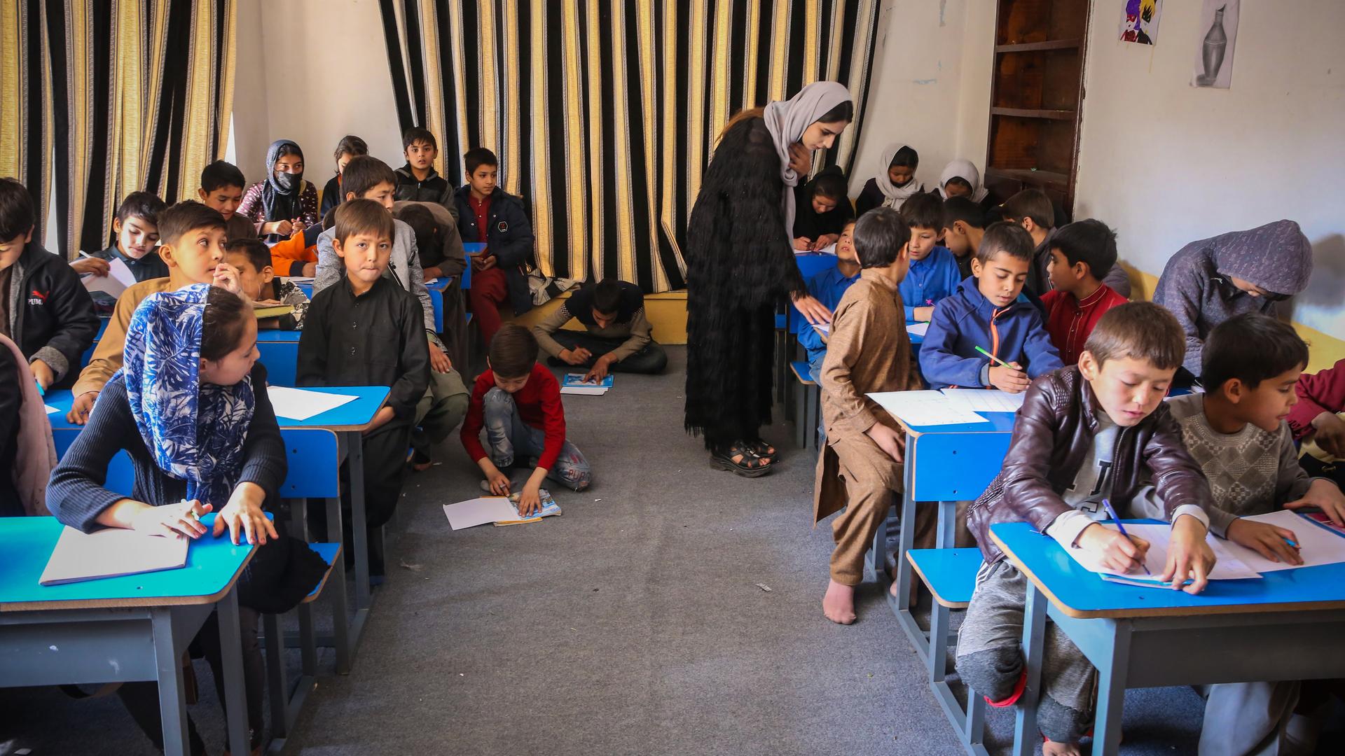 Die afghanischen Schwestern Sodabe Nezend (21) und Azita Nezend (23) unterrichten ehrenamtlich afghanische Mädchen im mittleren und höheren Schulalter, die keine Schulbildung erhalten dürfen. In einer Schule, die sie in Kabul mit eigenen Mitteln errichtet haben (2022).