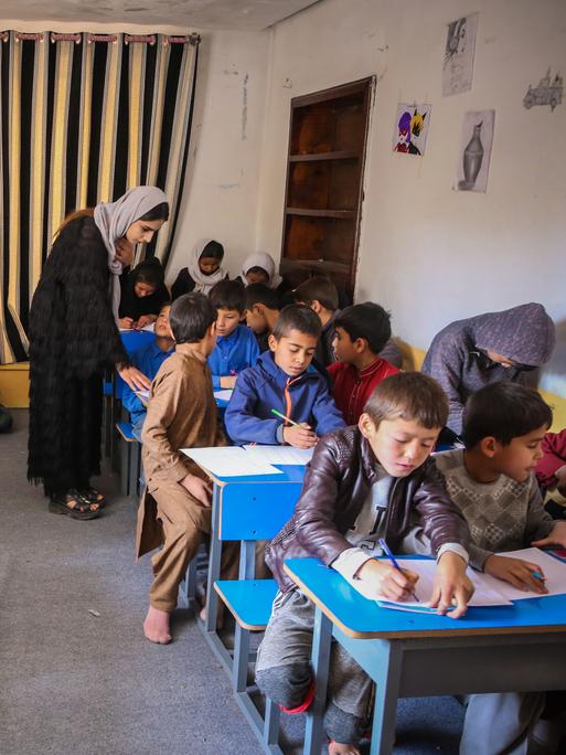 Die afghanischen Schwestern Sodabe Nezend (21) und Azita Nezend (23) unterrichten ehrenamtlich afghanische Mädchen im mittleren und höheren Schulalter, die keine Schulbildung erhalten dürfen. In einer Schule, die sie in Kabul mit eigenen Mitteln errichtet haben (2022).