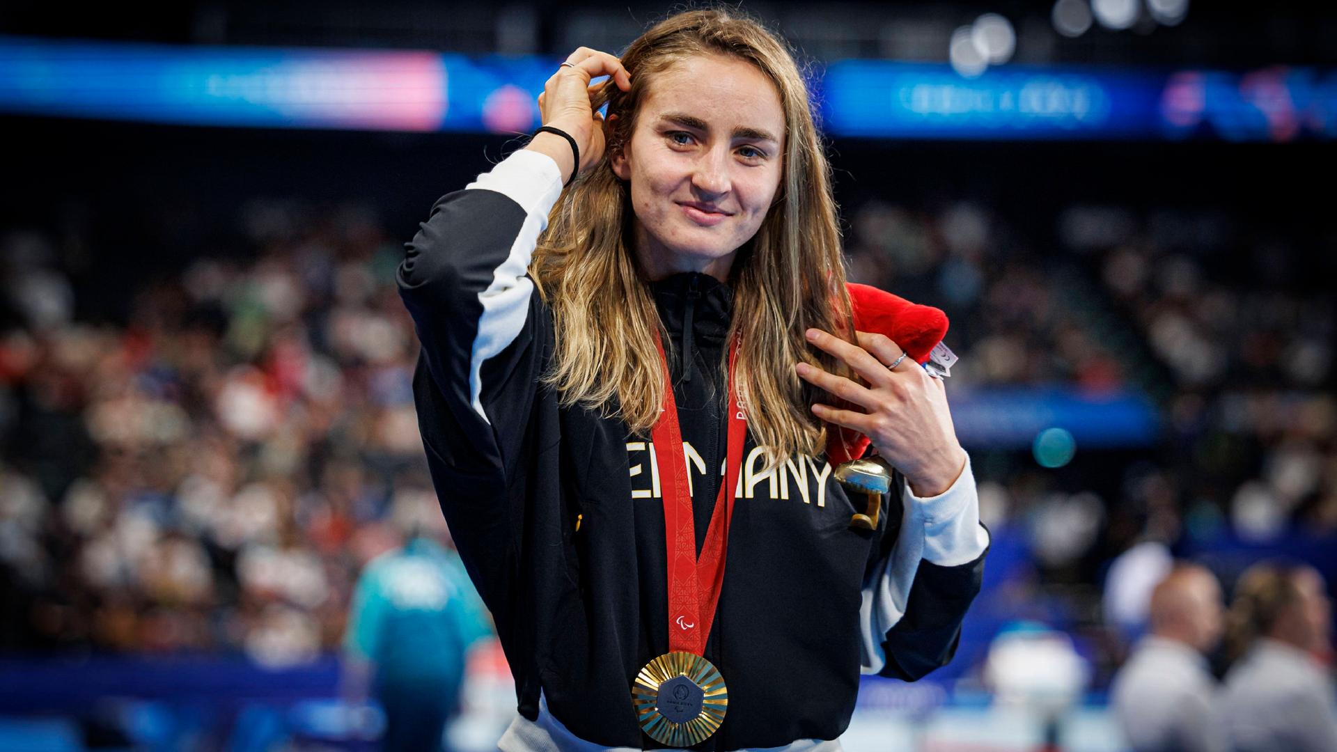 Elena Krawzow trägt eine Goldmedaille um den Hals.