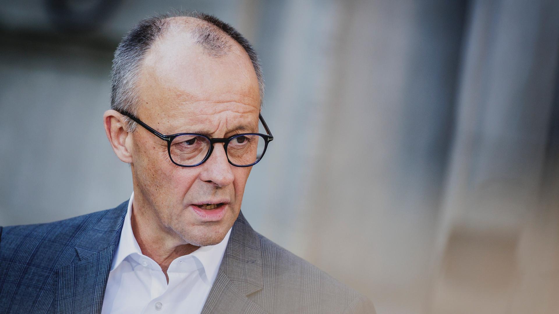 Friedrich Merz (CDU), Bundeskanzler, aufgenommen bei einem Pressestatement vor der Kabinettsklausur in der Villa Borsig in Berlin, 30.09.2025.