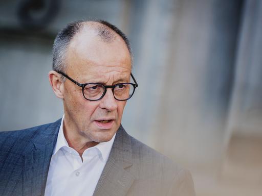 Friedrich Merz (CDU), Bundeskanzler, aufgenommen bei einem Pressestatement vor der Kabinettsklausur in der Villa Borsig in Berlin, 30.09.2025.