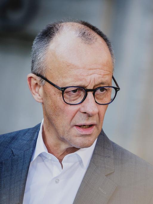 Friedrich Merz (CDU), Bundeskanzler, aufgenommen bei einem Pressestatement vor der Kabinettsklausur in der Villa Borsig in Berlin, 30.09.2025.