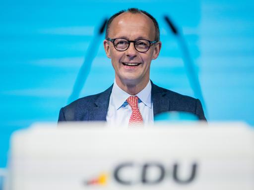 Friedrich Merz, CDU-Bundesvorsitzender und Kanzlerkandidat der Union, lacht bei einem Medien-Hallenrundgang am Vortag des 37. Parteitags der CDU im CityCube auf der Messe Berlin.