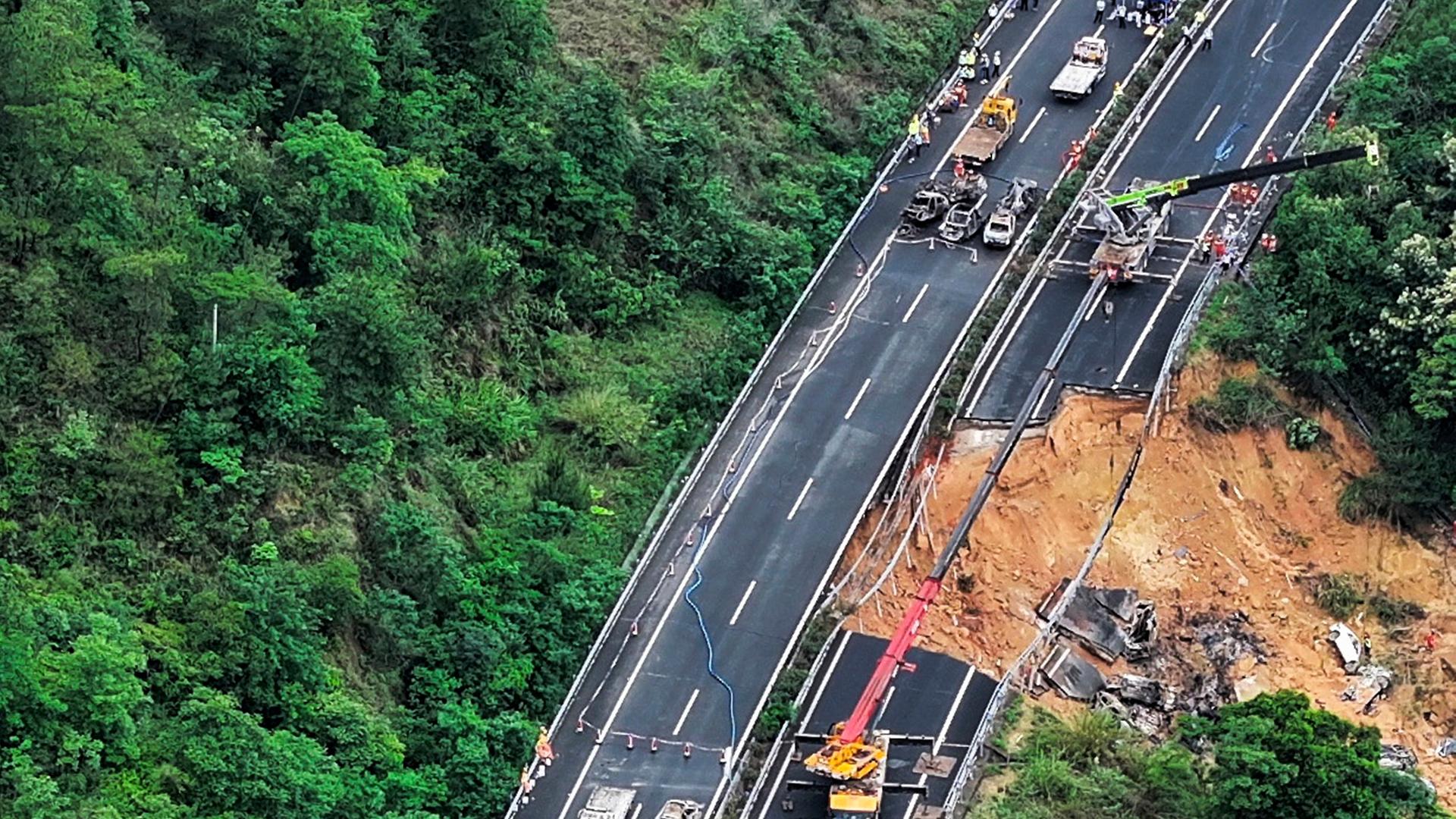 Auf diesem von der Nachrichtenagentur Xinhua veröffentlichten Foto ist zu sehen, wie Rettungskräfte in Meizhou in der südchinesischen Provinz Guangdong an der Stelle arbeiten, an der ein Abschnitt einer Schnellstraße eingestürzt ist. 