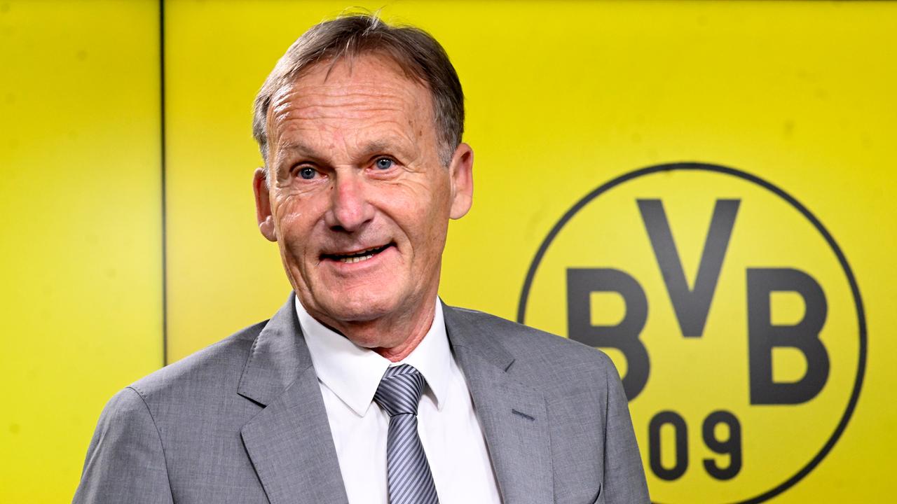 Hans-Joachim Watzke, Vorsitzender der Geschäftsführung der Borussia Dortmund GmbH & Co KGaA, stellt im Signal Iduna Park die vorläufigen Zahlen für das Geschäftsjahr 2023/2024 während einer Bilanzpressekonferenz den Journalisten vor. 