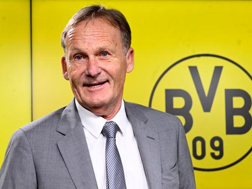 Hans-Joachim Watzke, Vorsitzender der Geschäftsführung der Borussia Dortmund GmbH & Co KGaA, stellt im Signal Iduna Park die vorläufigen Zahlen für das Geschäftsjahr 2023/2024 während einer Bilanzpressekonferenz den Journalisten vor. 