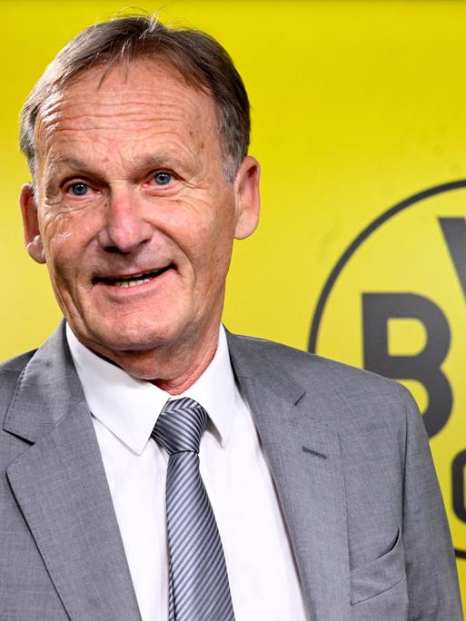 Hans-Joachim Watzke, Vorsitzender der Geschäftsführung der Borussia Dortmund GmbH & Co KGaA, stellt im Signal Iduna Park die vorläufigen Zahlen für das Geschäftsjahr 2023/2024 während einer Bilanzpressekonferenz den Journalisten vor. 