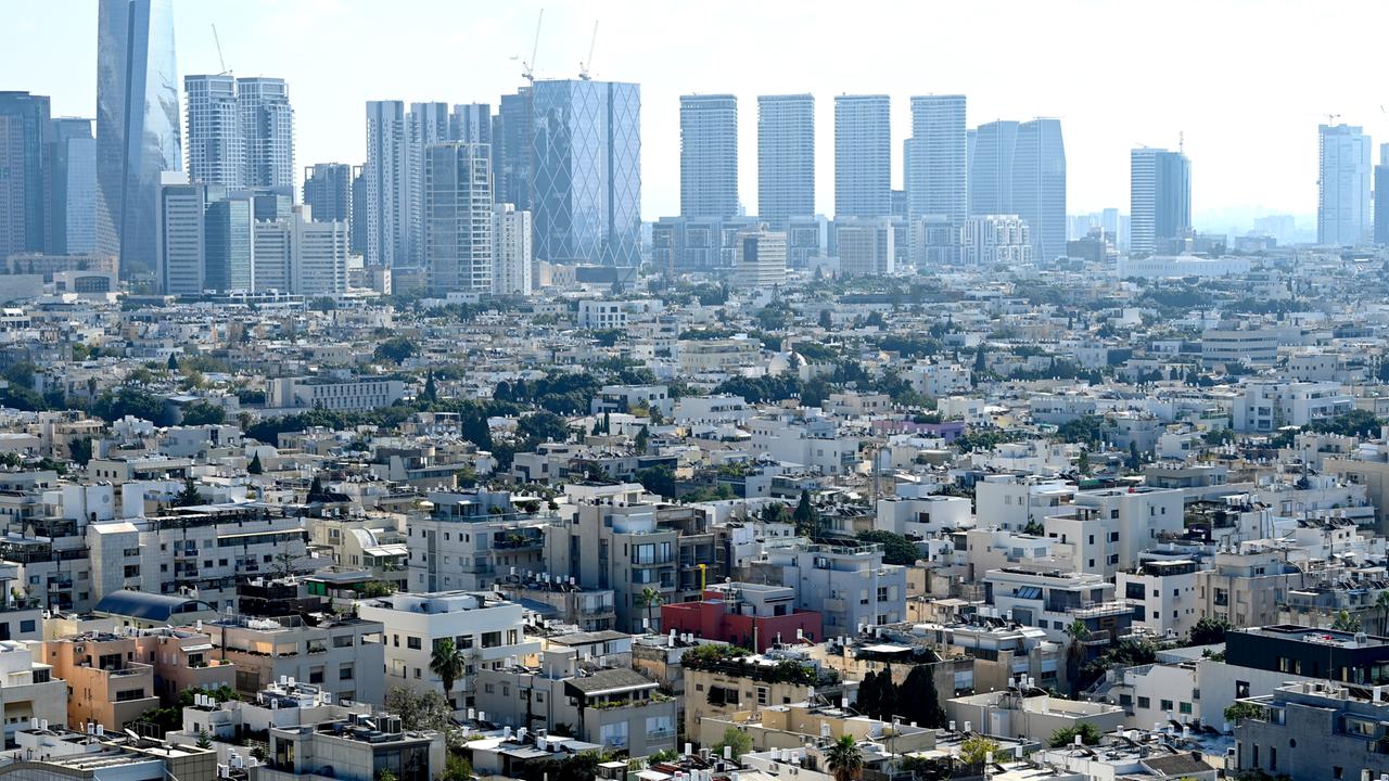 Blick auf die Tel Aviv, im Vordergrund Wohnbebauung, im Hintegrund Hochhäuser