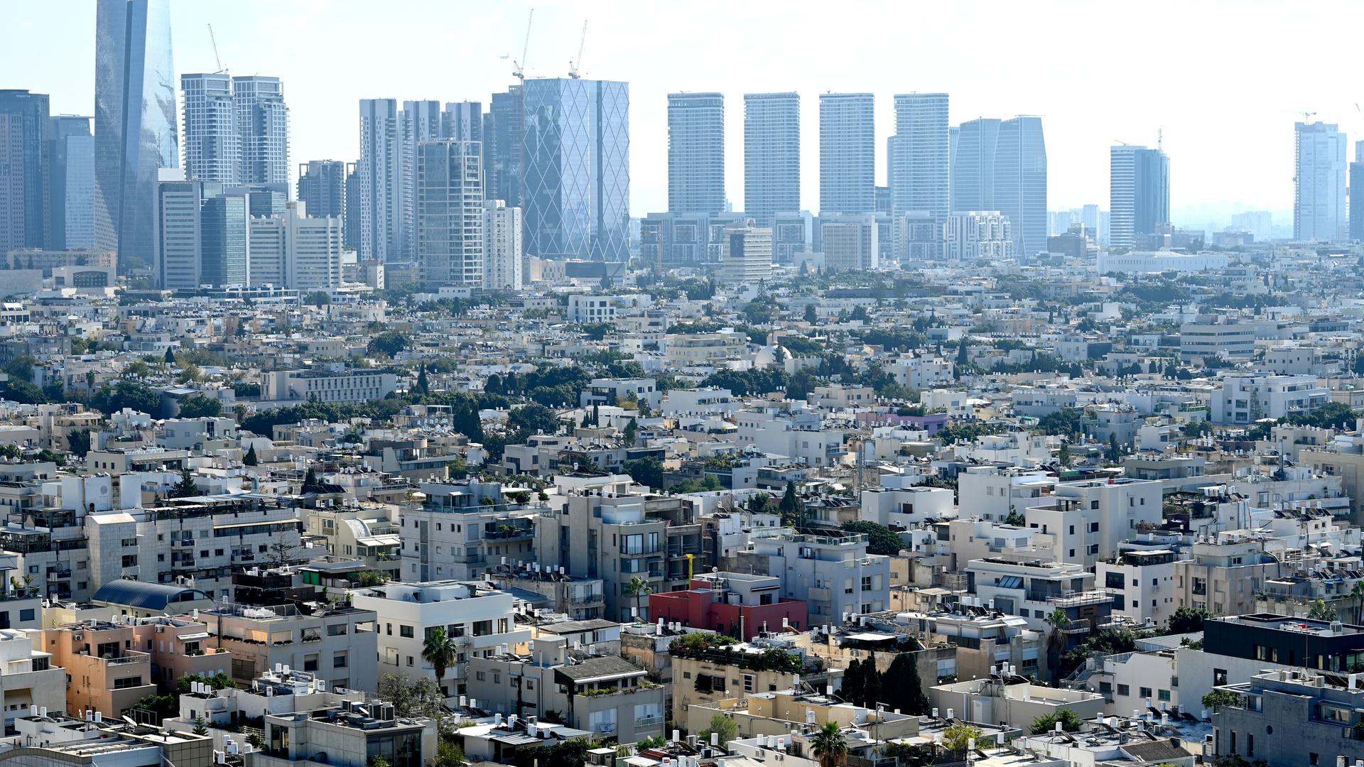 Blick auf die Tel Aviv, im Vordergrund Wohnbebauung, im Hintegrund Hochhäuser. Blick auf die Tel Aviv, im Vordergrund Wohnbebauung, im Hintegrund Hochhäuser.