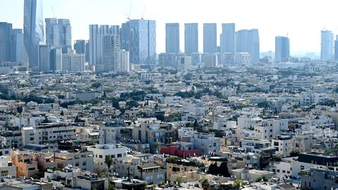 Blick auf die Tel Aviv, im Vordergrund Wohnbebauung, im Hintegrund Hochhäuser.