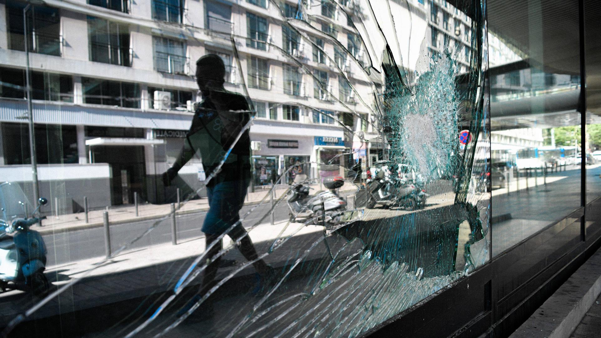 Spuren der Gewalt: Das beschädigte Schaufenster eines Geschäfts am 2. Juli nach Unruhen in Marseille