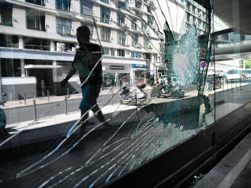 Spuren der Gewalt: Das beschädigte Schaufenster eines Geschäfts am 2. Juli nach Unruhen in Marseille