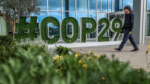 COP29-Schild vor dem COP29-Hauptquartier in Baku, Aserbaidschan