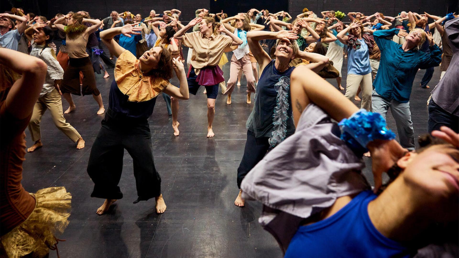 100 Laien on stage - Tanz in den kollektiven Rausch