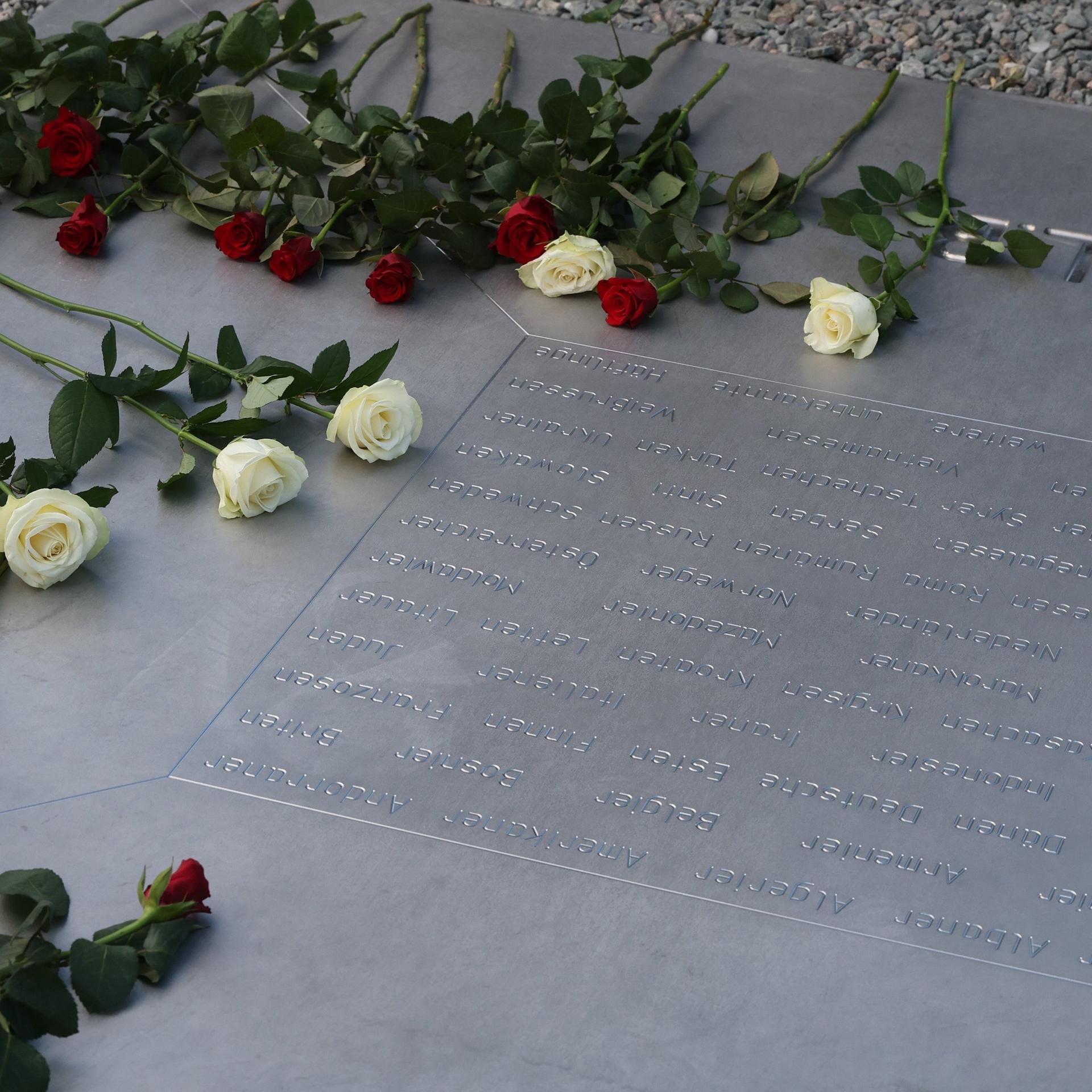 Blumen liegen anlässlich des 80. Jahrestags der Befreiung des Konzentrationslagers Buchenwald und Mittelbau-Dora auf einer Gedenktafel auf dem Appellplatz des ehemaligen Konzentrationslagers Buchenwald. 
