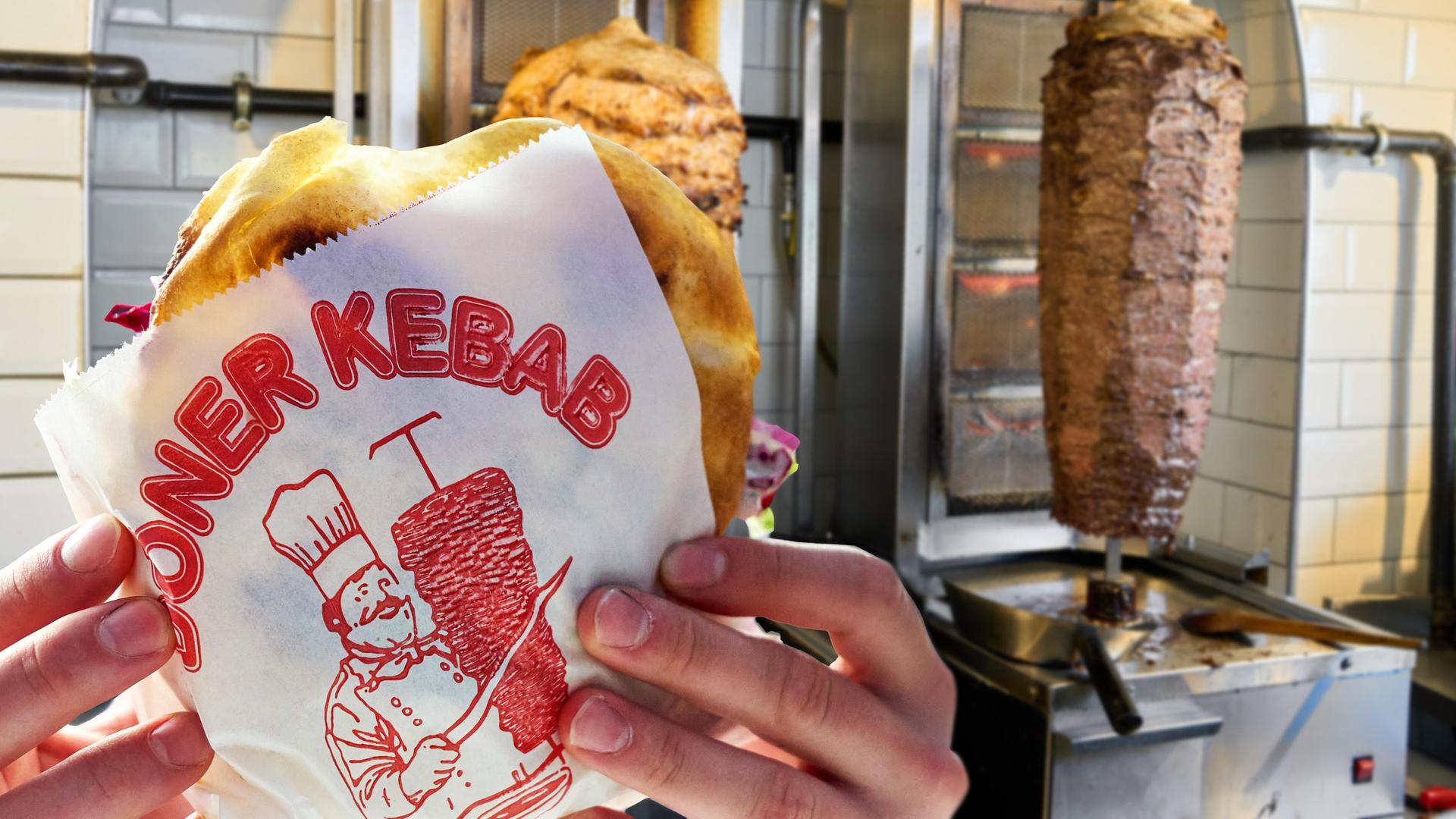 Ein Frisch zubereiteter Döner Kebab in der Hand eines Kunden