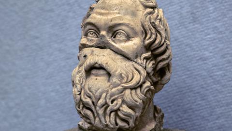 Eine Büste des antiken griechischen Philosophen Sokrates (um 470 v. Chr. bis 399 v. Chr.) im Museum von Selcuk (Türkei). 