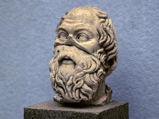 Eine Büste des antiken griechischen Philosophen Sokrates (um 470 v. Chr. bis 399 v. Chr.) im Museum von Selcuk (Türkei). 