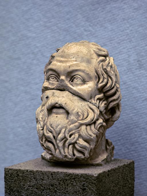 Eine Büste des antiken griechischen Philosophen Sokrates (um 470 v. Chr. bis 399 v. Chr.) im Museum von Selcuk (Türkei). 