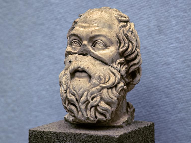 Eine Büste des antiken griechischen Philosophen Sokrates (um 470 v. Chr. bis 399 v. Chr.) im Museum von Selcuk (Türkei). 