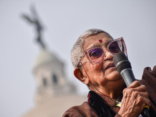 Die indische Literaturtheoretikerin Gayatri Spivak spricht in Kalkutta.