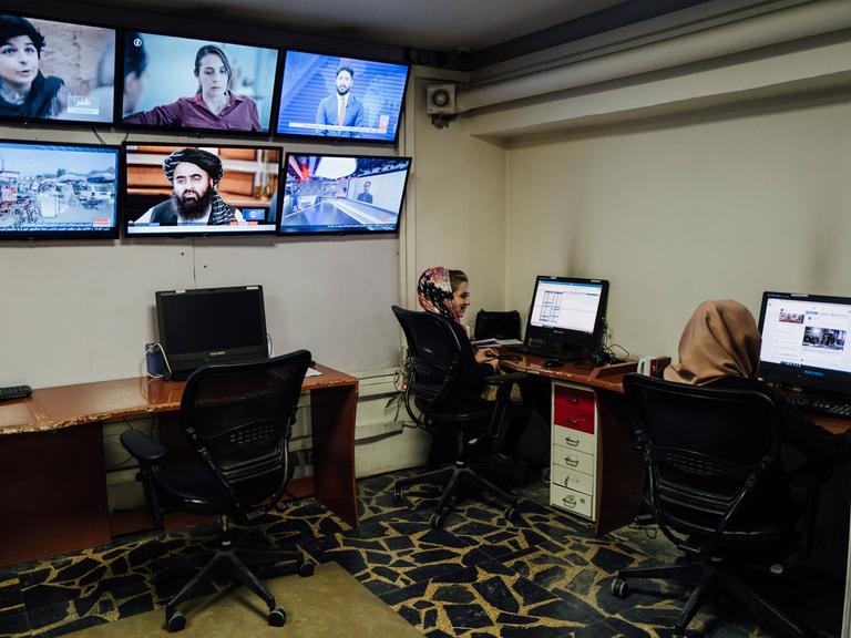 Zwei afghanische Journalistinnen von Tolo News arbeiten im Büro.