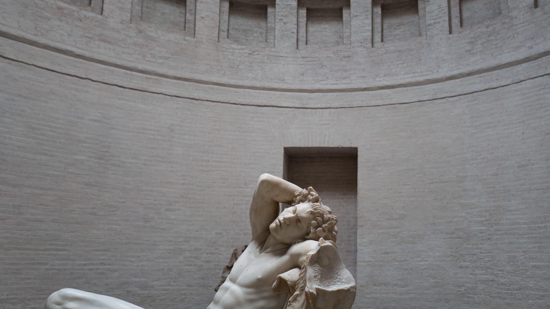 Austellung in der Glyptothek in München: Eine Statur aus Stein. Es ist "Der Barberinische Faun" Austellung in der Glyptothek in München: Eine Statur aus Stein. Es ist "Der Barberinische Faun"