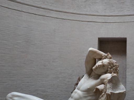 Austellung in der Glyptothek in München: Eine Statur aus Stein. Es ist "Der Barberinische Faun"