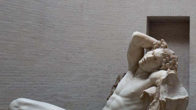 Austellung in der Glyptothek in München: Eine Statur aus Stein. Es ist "Der Barberinische Faun"