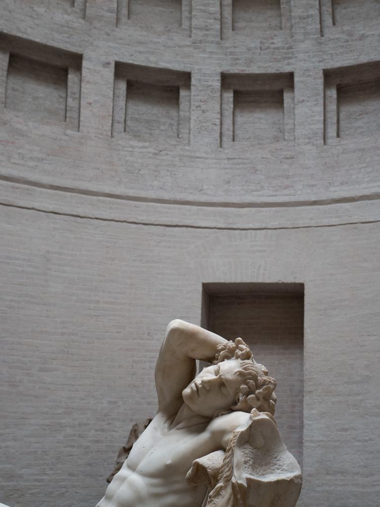 Austellung in der Glyptothek in München: Eine Statur aus Stein. Es ist "Der Barberinische Faun"