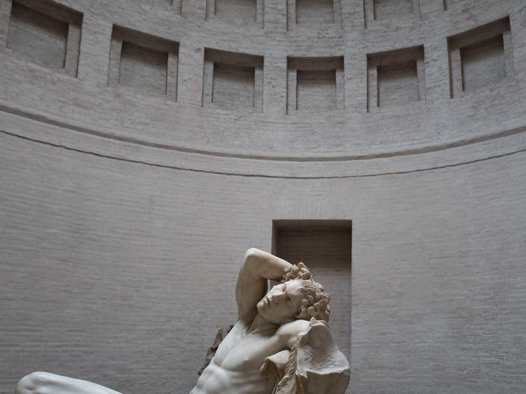 Austellung in der Glyptothek in München: Eine Statur aus Stein. Es ist "Der Barberinische Faun" Austellung in der Glyptothek in München: Eine Statur aus Stein. Es ist "Der Barberinische Faun"