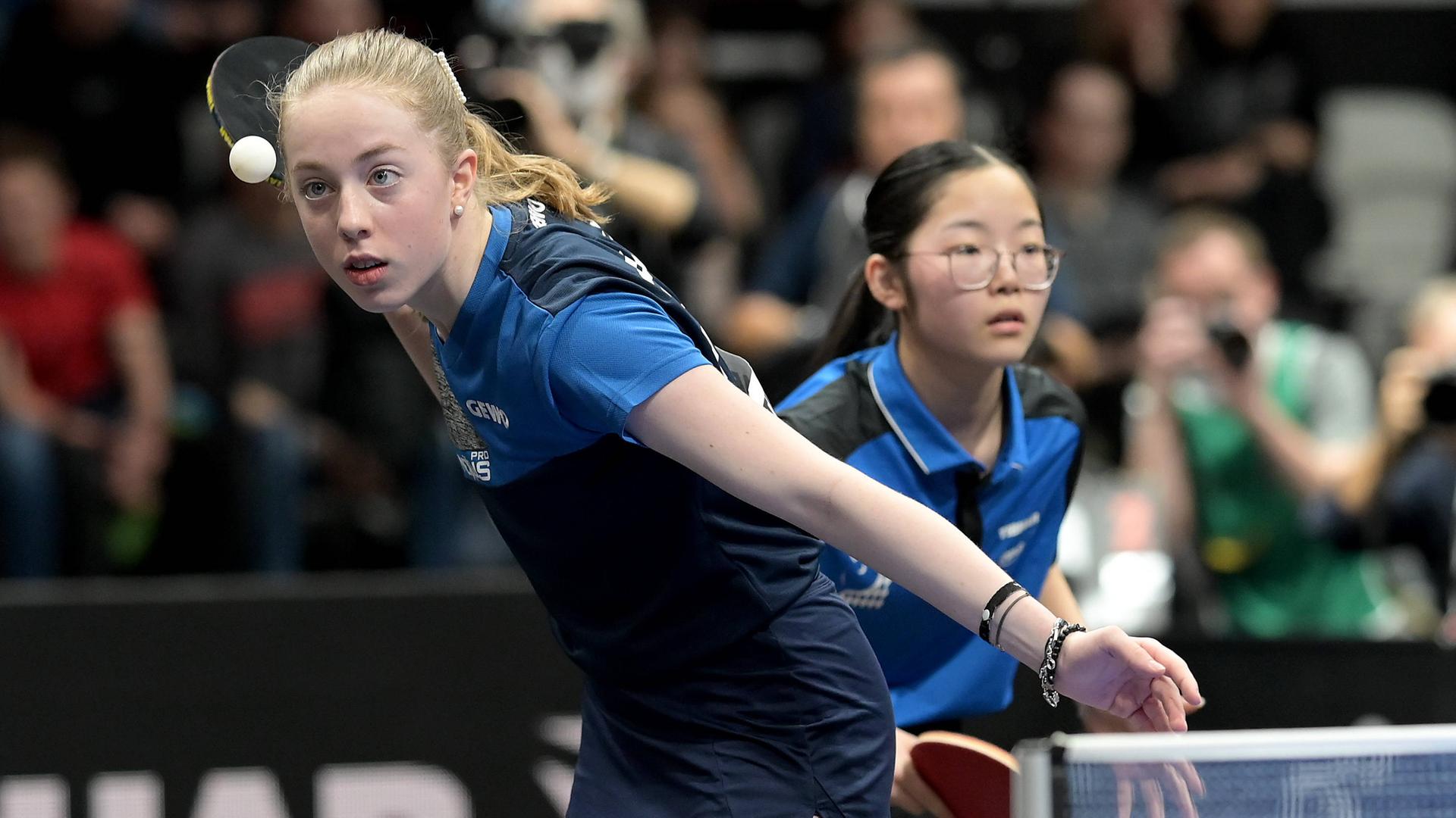 Das Foto zeigt zwei Tischtennis-Spielerinnen im Doppel. Es sind die 13-jährige Josephina Neumann und die gleichaltrige Koharu Itagaki.