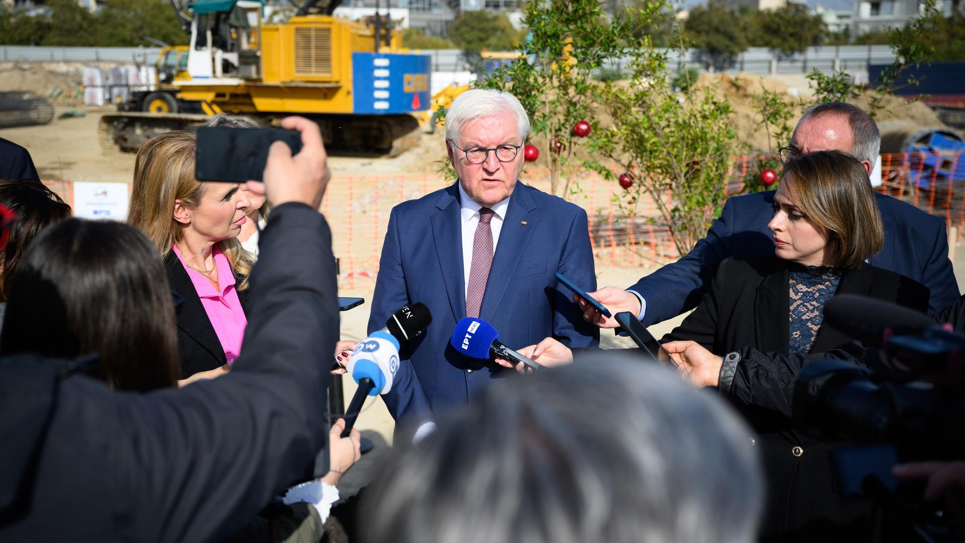 Thessaloniki: Bundespräsident Frank-Walter Steinmeier äußert sich bei einem Besuchauf dem Gelände des in Bau befindlichen Holocaust-Museum Griechenlands gegenüber Medienvertretern. 