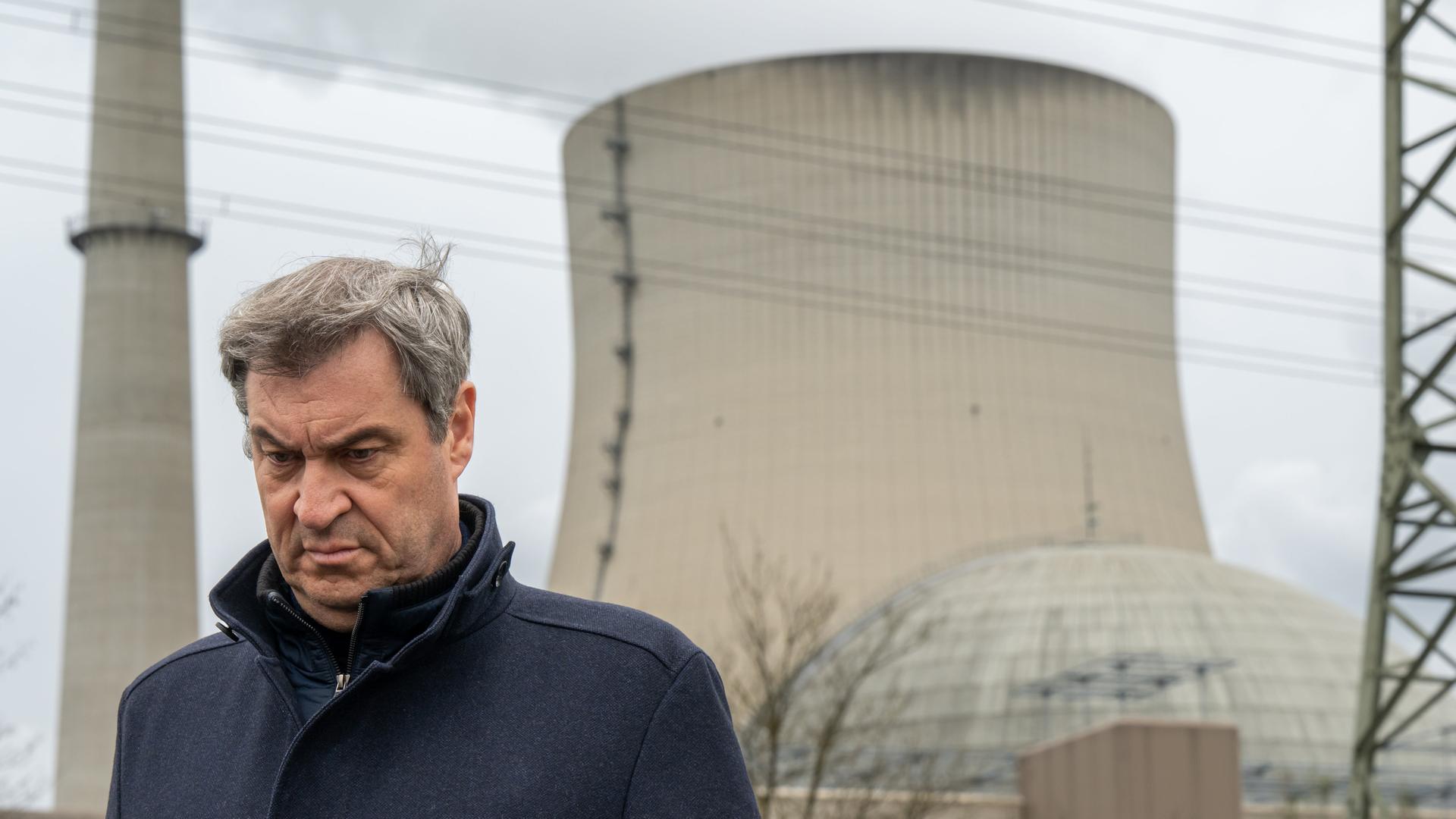 Markus Söder nach seinem Besuch des Kernkraftwerks Isar 2 bei einer Pressekonferenz vor der Anlage Markus Söder nach seinem Besuch des Kernkraftwerks Isar 2 bei einer Pressekonferenz vor der Anlage