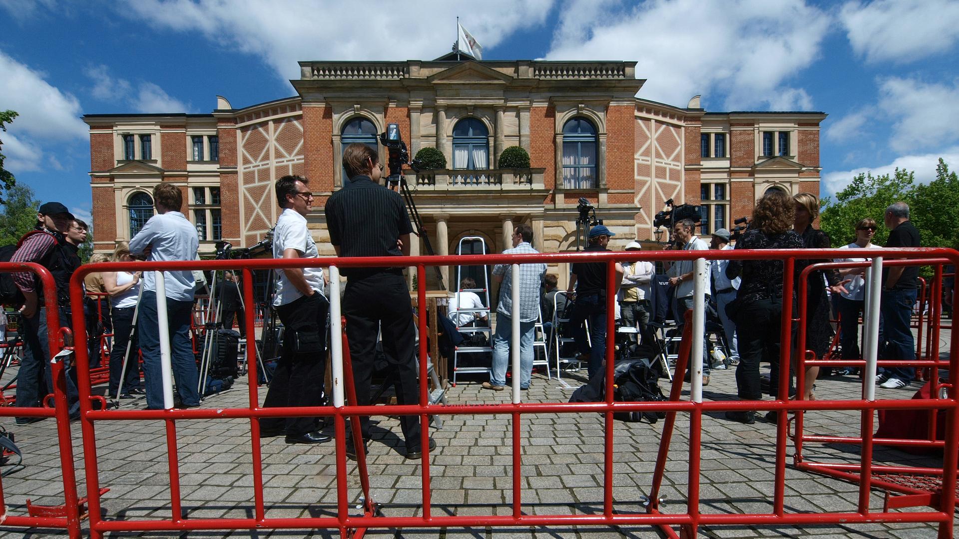Fotografen und Reporter warten vor dem Bayreuther Festspielhaus.