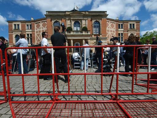 Fotografen und Reporter warten vor dem Bayreuther Festspielhaus. Fotografen und Reporter warten vor dem Bayreuther Festspielhaus.