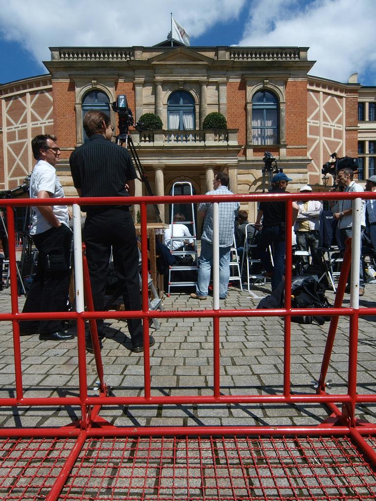 Fotografen und Reporter warten vor dem Bayreuther Festspielhaus. Fotografen und Reporter warten vor dem Bayreuther Festspielhaus.