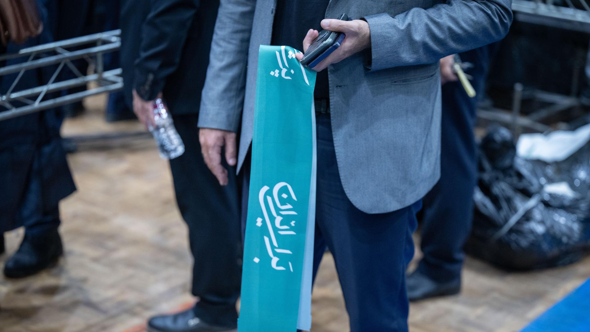 Das Bild zeigt einen Anhänger des Reformlagers im Iran bei einer Wahlkampfveranstaltung in der Hauptstadt Teheran.