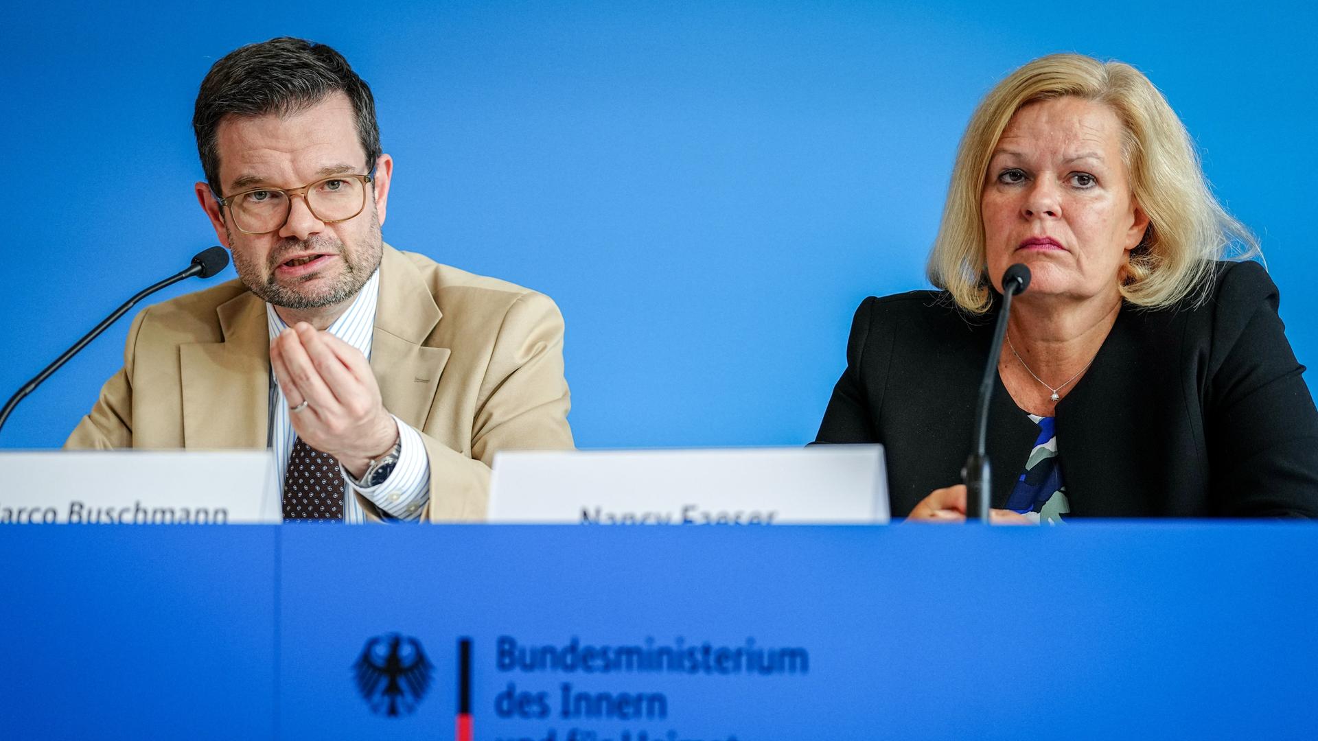 Marco Buschmann (FDP), Bundesminister der Justiz, und Nancy Faeser (SPD), Bundesministerin für Inneres und Heimat sitzen hinter Namensschildern.