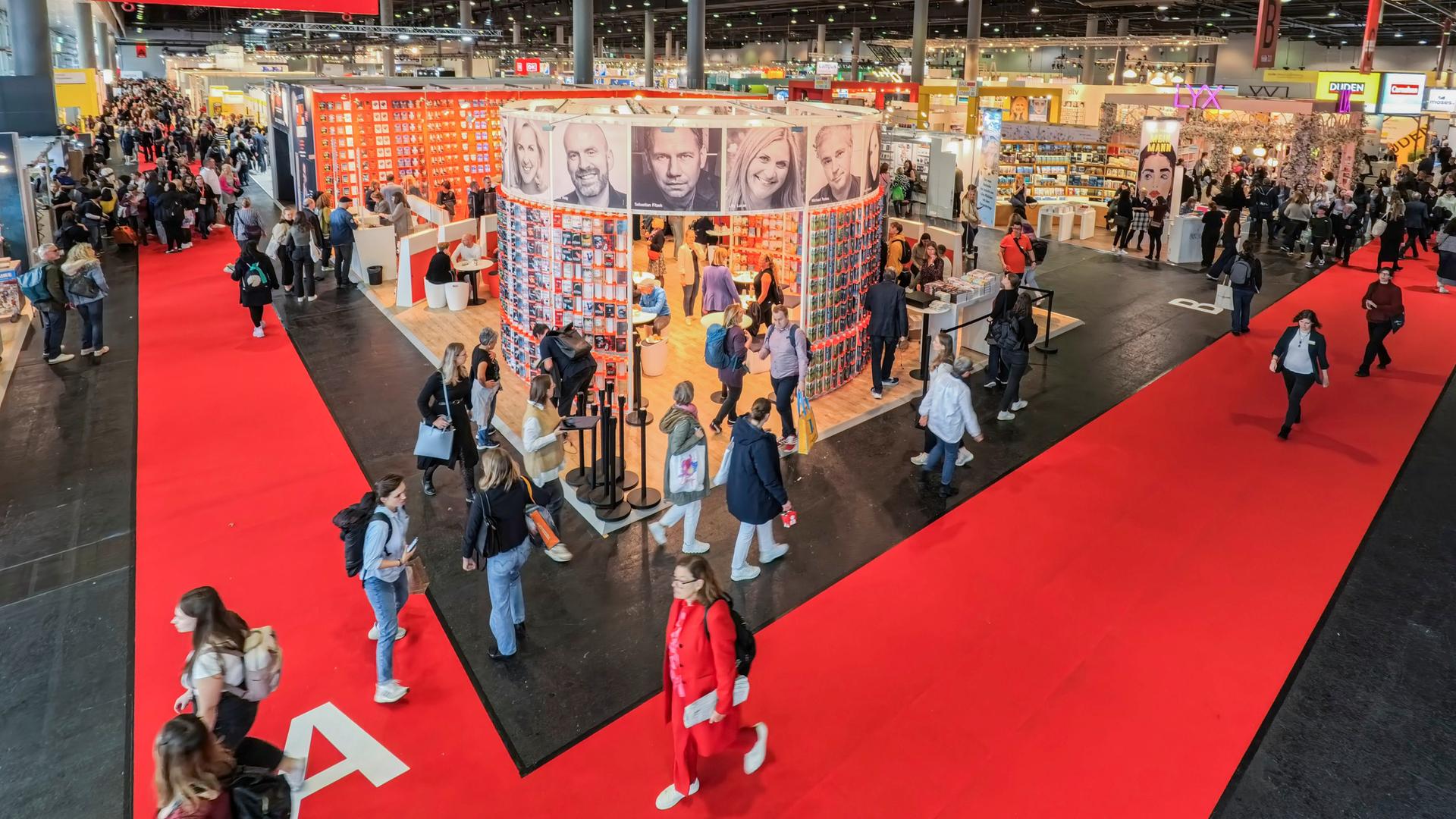 Besucher strömen durch die Messehalle der Frankfurter Buchmesse (16.-20. Oktober 2024) 