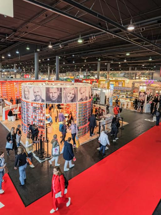 Besucher strömen durch die Messehalle der Frankfurter Buchmesse (16.-20. Oktober 2024) 