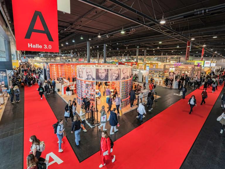 Besucher strömen durch die Messehalle der Frankfurter Buchmesse (16.-20. Oktober 2024) 