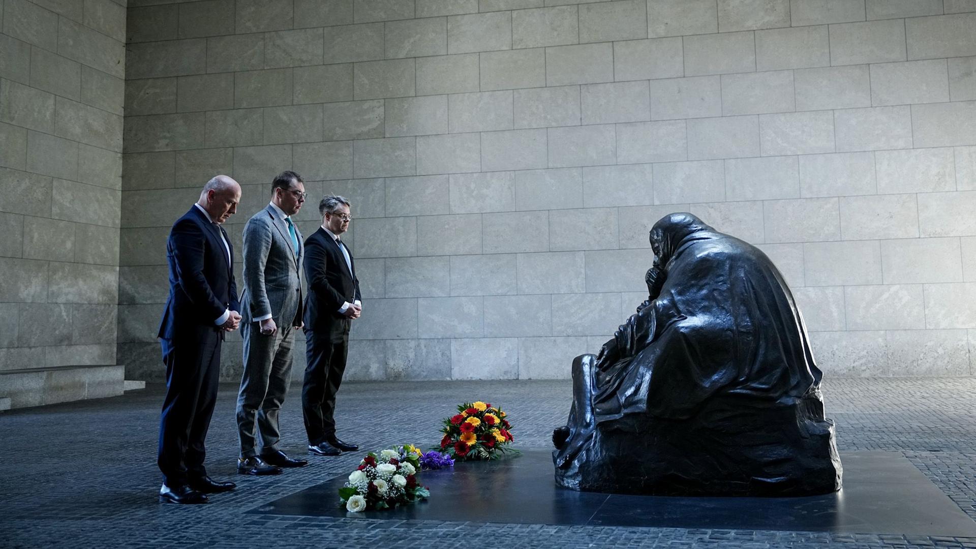Berlin: Kai Wegner (l-r, CDU), Berlins Regierender Bürgermeister, Oleksii Makeiev, Botschafter der Ukraine in Deutschland, und Tobias Lindner (Bündnis 90/Die Grünen), Staatsminister im Auswärtigen Amt, legen in Erinnerung an das Ende des 2.Weltkriegs Blumen in der Neuen Wache nieder. Berlin: Kai Wegner (l-r, CDU), Berlins Regierender Bürgermeister, Oleksii Makeiev, Botschafter der Ukraine in Deutschland, und Tobias Lindner (Bündnis 90/Die Grünen), Staatsminister im Auswärtigen Amt, legen in Erinnerung an das Ende des 2.Weltkriegs Blumen in der Neuen Wache nieder.